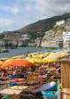 Isola d'Ischia. Spiaggia con ombrelloni