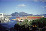 Napoli. Porto con il Vesuvio sovrastante