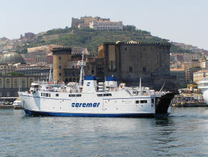 Insel Ischia. Fähre im Hafen von Neapel. Im Hintergrund der Maschio Angioino