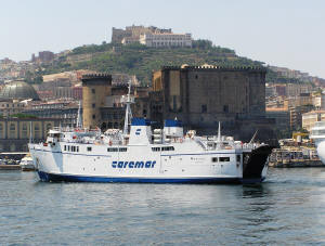 Insel Ischia. Fhre im Hafen von Neapel. Im Hintergrund der Maschio Angioino